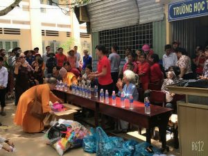 Ni cô Huệ Liên tặng quà cho học sinh nghèo ở xã Tân Phước